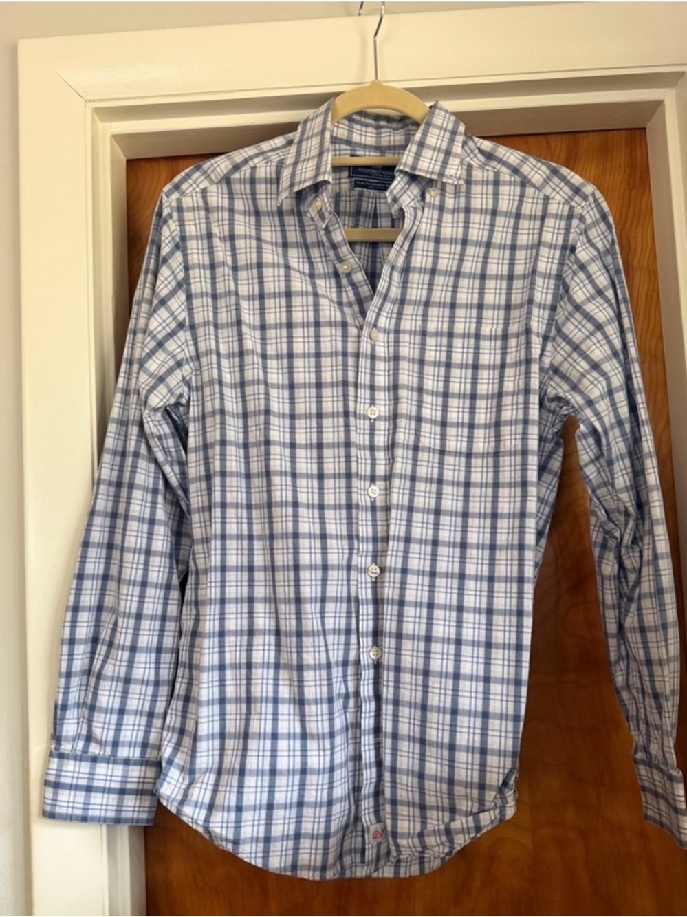 Vineyard Vines Men’s button down shirt